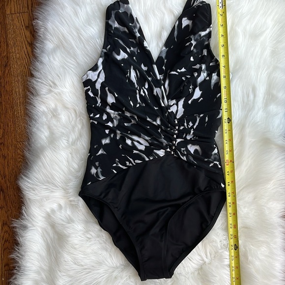 NWOT MAGICSUIT Dream State Bindy One Piece Swimsuit Black/White Slimming Size 10 - Picture 10 of 16